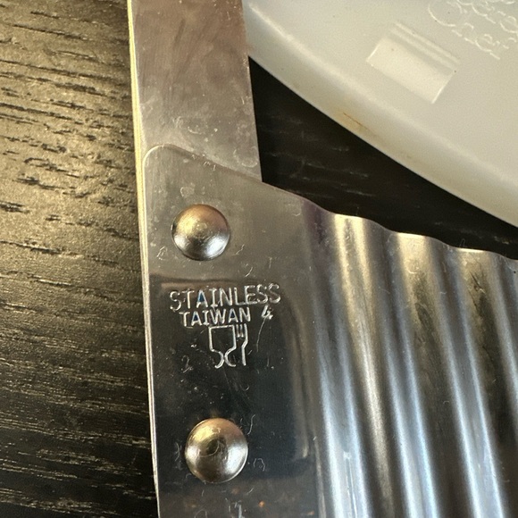 THE PAMPERED CHEF - Crinkle Cutter with Blade Guard - Kitchen Utensil $17 MSRP - Picture 3 of 6